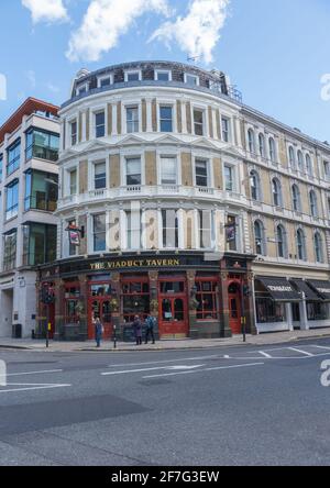 Esterno della Viaduct Tavern, un pub vittoriano e tradizionale Gin Palace all'angolo di Newgate Street e Giltspur Street, Londra, Inghilterra, Regno Unito Foto Stock