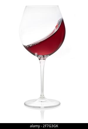 onda di vino rosso in un bicchiere isolato su sfondo bianco Foto Stock