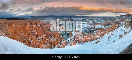 Tramonto mozzafiato del famoso Bryce National Park nello Utah durante l'inverno Foto Stock