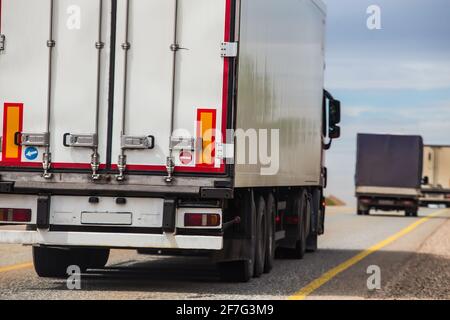 I carrelli si muove sul paese autostrada Foto Stock