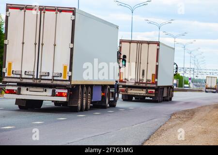 I carrelli si muove sul paese autostrada Foto Stock