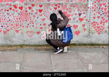 Londra. REGNO UNITO. I cuori continuano ad essere aggiunti al National Covid Memorial Wall presso il St. Thomas' Hospital Westminster, in memoria di coloro che sono morti per coronavirus durante la pandemia.