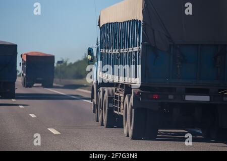 I carrelli si muove sul paese autostrada Foto Stock