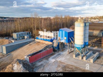 Impianto di betonaggio pronto per l'impasto. Produzione di Malta cementizia сoncrete e portland per costruzioni e casseforme. Versando calcestruzzo attraverso ad un pronto-m Foto Stock