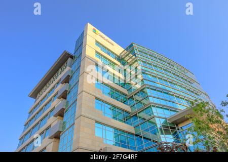 Sunnyvale, CA, Stati Uniti d'America - 13 agosto 2018: Il logo di Microsoft Corporation un top dell'edificio. Microsoft è uno dei giganti hi-tech della Silicon Valley e uno di Foto Stock