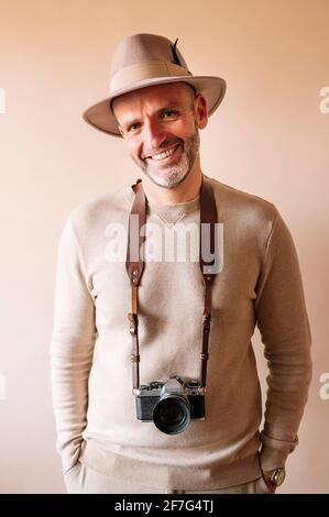 uomo di 45 anni con telecamera analogica Foto Stock