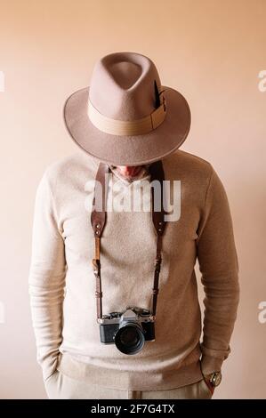 uomo di 45 anni con telecamera analogica Foto Stock