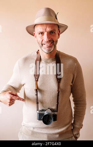 uomo di 45 anni con telecamera analogica Foto Stock