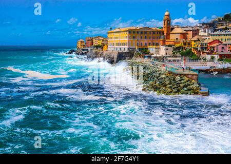 Mare accidentato grandi onde crash sul piccolo porto di Nervi A Genova in Riviera ligure in bella soleggiata giorno Foto Stock