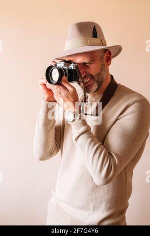 uomo di 45 anni con telecamera analogica Foto Stock