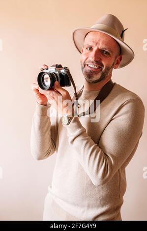 uomo di 45 anni con telecamera analogica Foto Stock