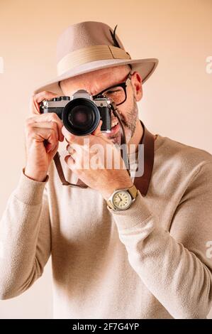 uomo di 45 anni con telecamera analogica Foto Stock