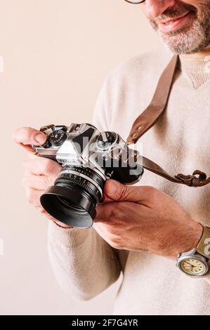 uomo di 45 anni con telecamera analogica Foto Stock