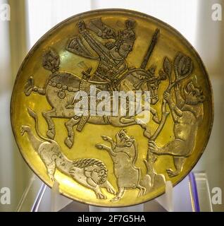 Piatto d'argento dorato sasaniano raffigurante il Re che caccia un leone, un cinghiale e un orso, Museo Tabriz, Iran.