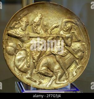 Piatto in argento dorato sasaniano raffigurante il Re che combatte contro un avversario, Museo Tabriz, Iran.
