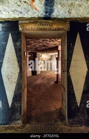 Porta d'ingresso delle catacombe di Parigi, Francia. Testo in francese che significa: 'Salto, ecco l'impero della morte' Foto Stock