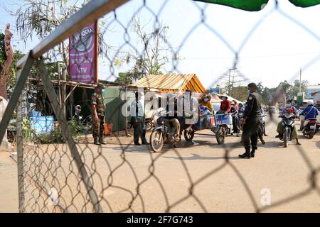 Phnom Penh. 7 Apr 2021. La polizia blocca una strada al confine della provincia di Kampong Speu e della provincia di Kandal in Cambogia per impedire viaggi interprovinciali il 7 aprile 2021. Mercoledì in Cambogia è iniziato un divieto di 14 giorni sui viaggi tra province per arginare la diffusione del COVID-19. Il movimento è venuto dopo che il regno ha visto un aumento nei casi quotidiani COVID-19 recentemente. Martedì, la Cambogia aveva segnalato 2,824 casi confermati di COVID-19 con 22 decessi e 1,794 recuperi, secondo il Ministero della Salute. Credit: Ly Lay/Xinhua/Alamy Live News Foto Stock