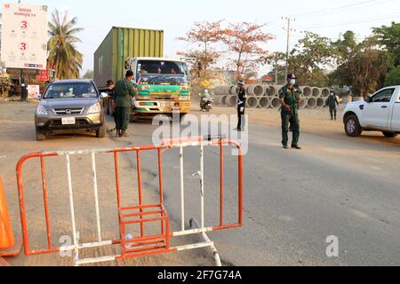 Phnom Penh, Cambogia. 7 Apr 2021. La polizia blocca la strada nazionale 5 per evitare di viaggiare in entrata e in uscita da Phnom Penh, Cambogia, 7 aprile 2021. Mercoledì in Cambogia è iniziato un divieto di 14 giorni sui viaggi tra province per arginare la diffusione del COVID-19. Il movimento è venuto dopo che il regno ha visto un aumento nei casi quotidiani COVID-19 recentemente. Martedì, la Cambogia aveva segnalato 2,824 casi confermati di COVID-19 con 22 decessi e 1,794 recuperi, secondo il Ministero della Salute. Credit: Ly Lay/Xinhua/Alamy Live News Foto Stock