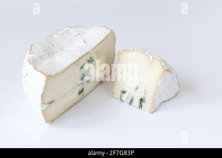 Pezzi di camembert o brie isolato su sfondo bianco. Formaggio morbido ricoperto di muffa bianca commestibile. Formaggio blu gourmet. Foto Stock