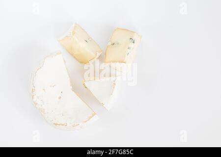 formaggio brie con muffa e fetta isolata su sfondo bianco, delizioso formaggio camembert, testa intera e tre metà Foto Stock