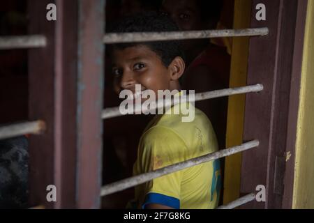 Varanasi, India. 10-16-2019. Ritratto di un ragazzo mentre mangia a scuola a Varanasi. Foto Stock