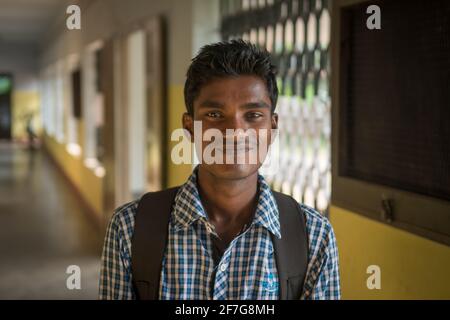 Varanasi, India. 10-16-2019. Ritratto di un adolescente maschio che sorride alla telecamera all'interno della scuola di Varanasi. Foto Stock