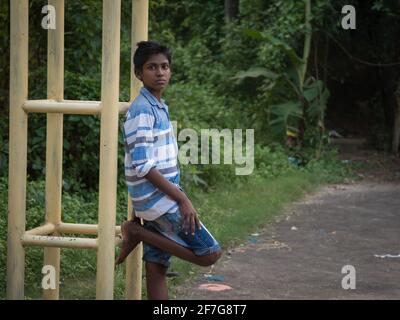 Varanasi, India. 10-16-2019. Adolescenti di sesso maschile guardando la macchina fotografica mentre si riposa a scuola prima delle attività sportive. Foto Stock