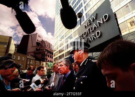 Jack Straw MP Home Secretary agosto 1999Announcing the new Metropolitan Police Commissioner, John Stevens Outside Scotland Yard Foto Stock