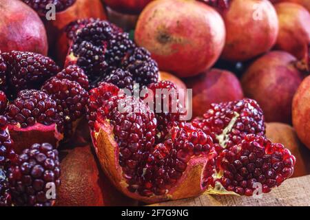 Melograni succosi e maturi, sbucciati dalla pelle, sono esposti nel centro commerciale. Semi di melograno primo piano. Foto Stock