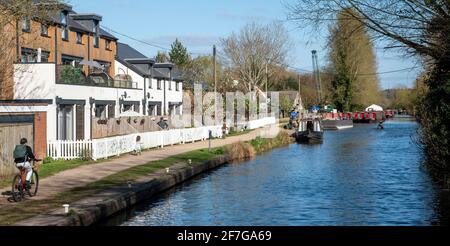 Kennett e Avon Canal, Aldermaston Wharf, Berkshire, Inghilterra, Regno Unito. 2021. Il Kennet e Avon Canal con case sul lungomare che si affacciano sull'acqua. Foto Stock