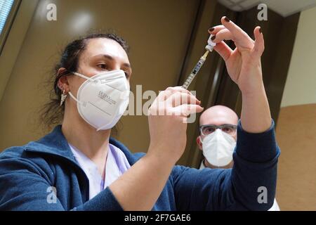 Italia, Regione Toscana, Arezzo, 25 febbraio 2021 : emergenza Covid-19, campagna di vaccinazione per oltre 80 anni, presso il medico di famiglia, medico generale. In Th Foto Stock