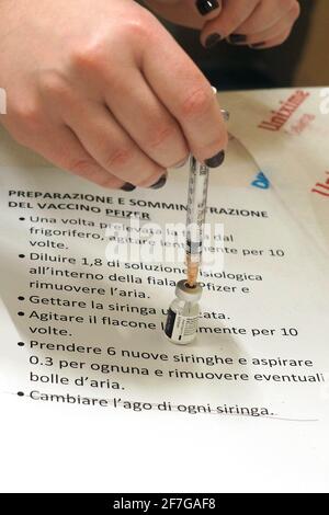 Italia, Regione Toscana, Arezzo, 25 febbraio 2021 : emergenza Covid-19, campagna di vaccinazione per oltre 80 anni, presso il medico di famiglia, medico generale. In Th Foto Stock