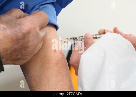 Italia, Regione Toscana, Arezzo, 25 febbraio 2021 : emergenza Covid-19, campagna di vaccinazione per oltre 80 anni, presso il medico di famiglia, medico generale. In Th Foto Stock