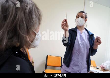 Italia, Regione Toscana, Arezzo, 25 febbraio 2021 : emergenza Covid-19, campagna di vaccinazione per oltre 80 anni, presso il medico di famiglia, medico generale. In Th Foto Stock