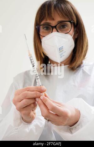 Italia, Regione Toscana, Arezzo, 25 febbraio 2021 : emergenza Covid-19, campagna di vaccinazione per oltre 80 anni, presso il medico di famiglia, medico generale. In Th Foto Stock