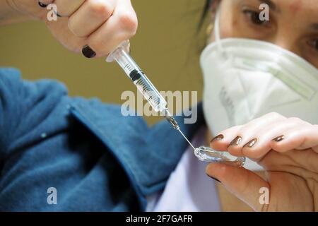 Italia, Regione Toscana, Arezzo, 25 febbraio 2021 : emergenza Covid-19, campagna di vaccinazione per oltre 80 anni, presso il medico di famiglia, medico generale. In Th Foto Stock