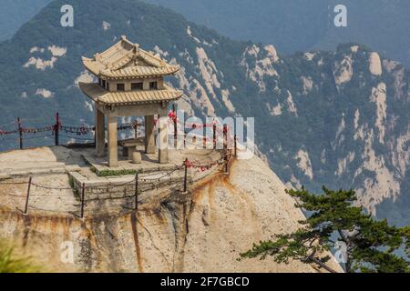 Vista del Padiglione degli Scacchi sul monte Hua Shan nella provincia di Shaanxi, Cina Foto Stock