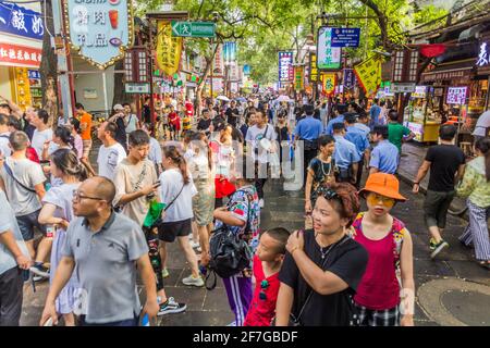 XIAN, CINA - 5 AGOSTO 2018: La gente cammina su una strada del quartiere musulmano a Xian, Cina Foto Stock