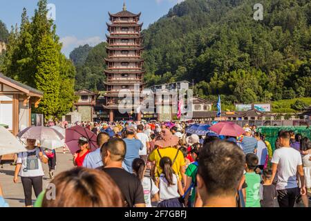 WULINGYUAN, CINA - 8 AGOSTO 2018: Lunga linea alla porta di Wulingyuan del Parco Nazionale della Foresta di Zhangjiajie nella provincia di Hunan, Cina Foto Stock