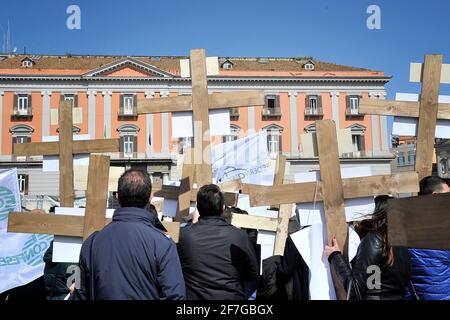 Napoli, Italia. 07 aprile 2021. Protesta di commercianti, negozianti e Confcommercio per le continue restrizioni e chiusure durante la chiusura del Covid-19, per le continue restrizioni che i negozi sono stati chiusi da oltre un mese, la protesta si è svolta in Piazza del Plebiscito a Napoli il 7 aprile 2021. (Foto di Vincenzo Izzo/Sipa USA) Credit: Sipa USA/Alamy Live News Foto Stock