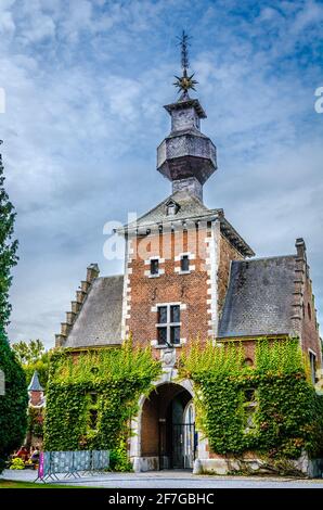 L'antico Castello di Jehay, molto olden monastero storia, in provincia di Liegi, regione di Saloon (Vallonia), Belgio. Dal ponte d'ingresso. Foto Stock