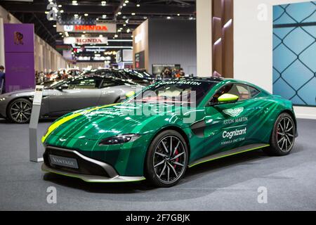 Bangkok, Thailandia - 4 aprile 2021: Supercar Aston Martin Vantage Cognizant Formula One Team esposta al SALONE INTERNAZIONALE DELL'AUTOMOBILE DI BANGKOK 2021 Foto Stock