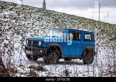 Mosca, Russia - 24 gennaio 2020: Blue mini SUV Suzuki Jimmy in inverno offroad paesaggio Foto Stock