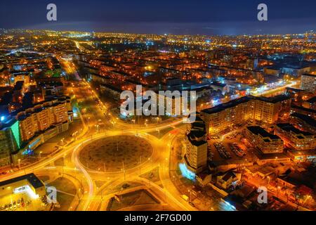 Vista aerea della città di Galati, Romania. Luci notturne della città Foto Stock