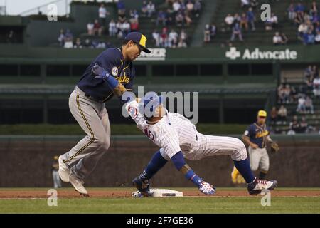 STATI UNITI. 05 aprile 2021. Il secondo baseman di Milwaukee Brewers Keston Hiura (18) ha taggato fuori il shortstop di Chicago Cubs Javier Baez (9) alla prima base durante il secondo inning a Wrigley Field lunedì 5 aprile 2021 a Chicago. (Foto di Armando L. Sanchez/Chicago Tribune/TNS/Sipa USA) Credit: Sipa USA/Alamy Live News Foto Stock