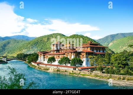 Regno di Bhutan, Himalaya, Asia, monastero fortezza Punaka Dzong vicino capitale Thimphu, sul fiume Wang Chu, decorato con colori, fiume turchese Foto Stock