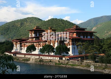 Regno di Bhutan, Himalaya, Asia, fortezza monastery Punaka Dzong vicino capitale Thimphu, sul fiume Wang Chu, decorato con colori, fiume turchese, Foto Stock