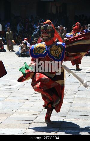 Danza ballerini Masquerade Ball Parade Monastery Performance Donne Dancing with Maschere Danza tradizionale della creazione Regno del Bhutan Himalaya Foto Stock