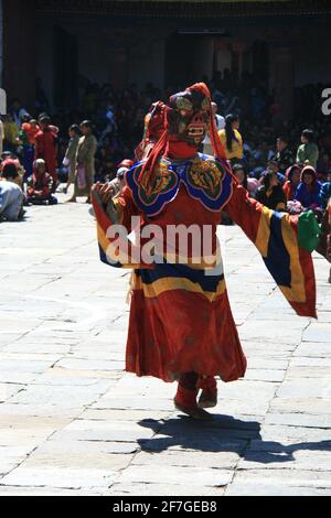 Danza ballerini Masquerade Ball Parade Monastery Performance Donne Dancing with Maschere Danza tradizionale della creazione Regno del Bhutan Himalaya Foto Stock