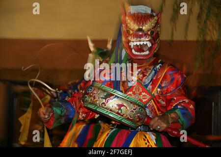 Danza ballerini Masquerade Ball Parade Monastery Performance Donne Dancing with Maschere Danza tradizionale della creazione Regno del Bhutan Himalaya Foto Stock